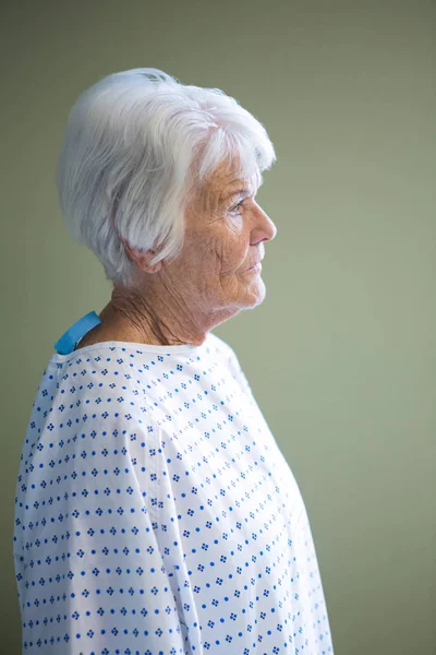 Senior patient standing at hospital — Stock Photo, Image