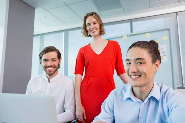 Affärskollegor diskuterar över laptop — Stockfoto