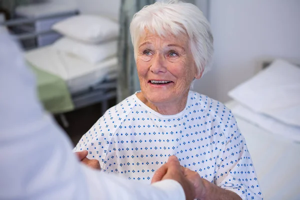 Medico consolatore paziente anziano in reparto — Foto Stock