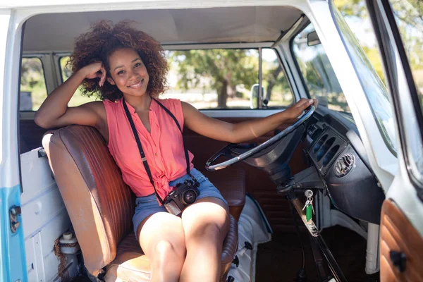 Nő ül a vezetőülés campervan — Stock Fotó