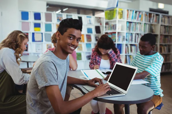 Sorrindo estudante usando laptop — Fotografia de Stock