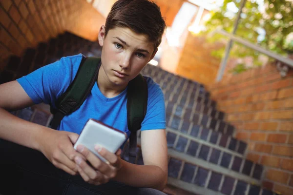 Uczniak przy użyciu telefonu komórkowego na schody — Zdjęcie stockowe