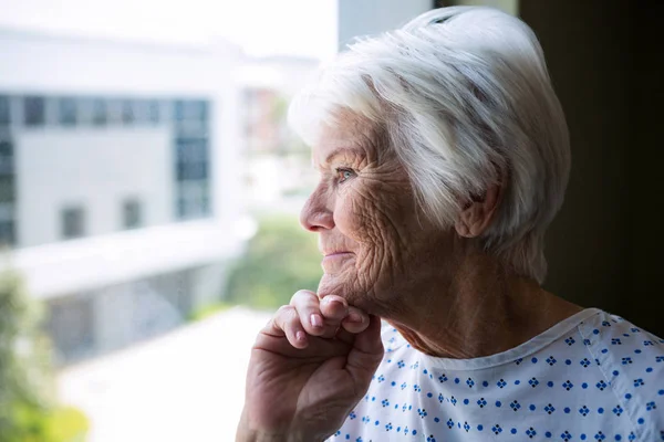 Senior patiënt staande in ziekenhuis — Stockfoto