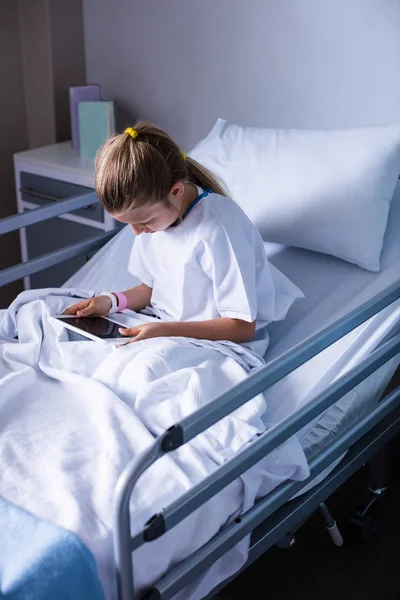 Paciente em uso de comprimido digital em enfermaria — Fotografia de Stock