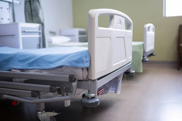 Empty beds in ward at hospital — Stock Photo, Image