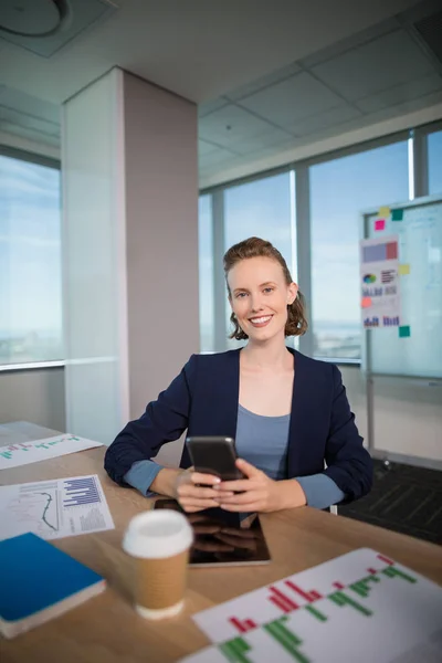 Managerin benutzt ihr Telefon im Büro — Stockfoto