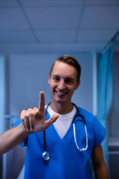 Retrato del médico haciendo gestos en la sala — Foto de Stock