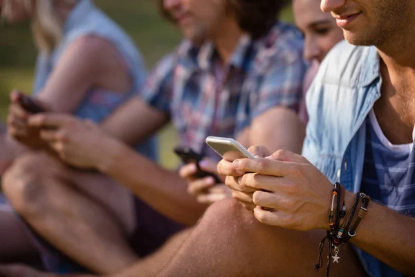 Vänner SMS på mobiltelefon — Stockfoto