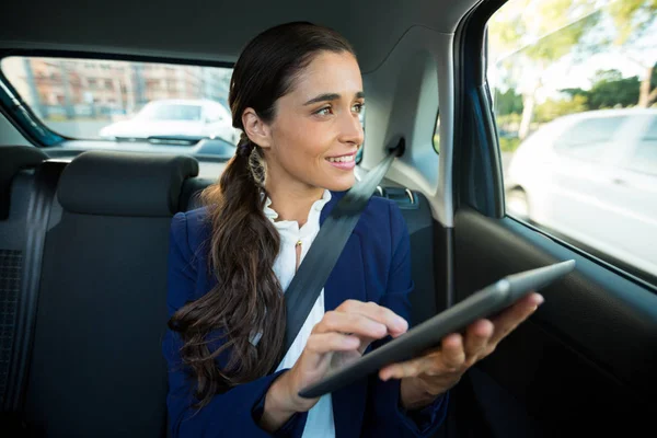 Στέλεχος επιχείρησης χρησιμοποιώντας tablet στο αυτοκίνητό — Φωτογραφία Αρχείου