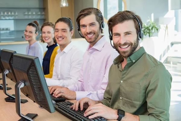 Executivos de atendimento ao cliente que trabalham em call center — Fotografia de Stock