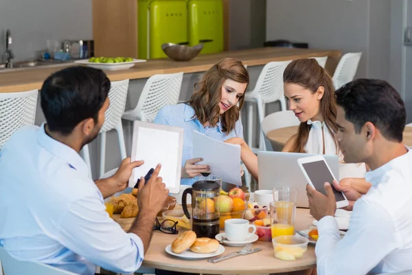 Collega's bespreken over Tablet PC — Stockfoto