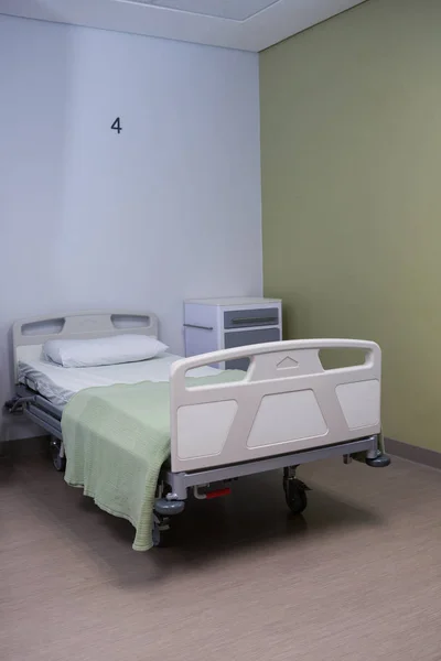 Cama vacía en la sala del hospital — Foto de Stock