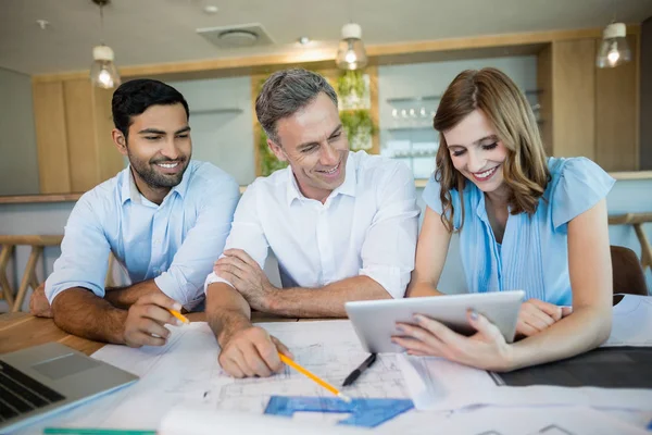 Architecten bespreken over digitale tablet — Stockfoto