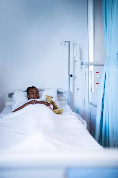 Пациент отдыхает на кровати в больнице — стоковое фото