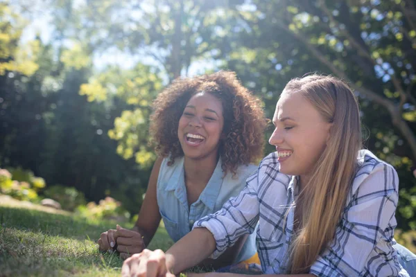 Female friends having fun in park — Stock Photo, Image