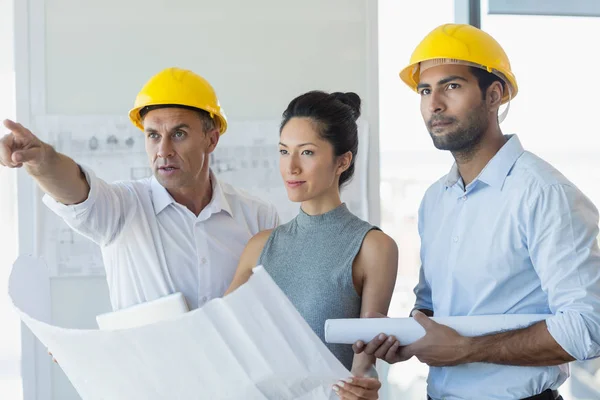 Três arquitetos discutindo sobre o projeto — Fotografia de Stock