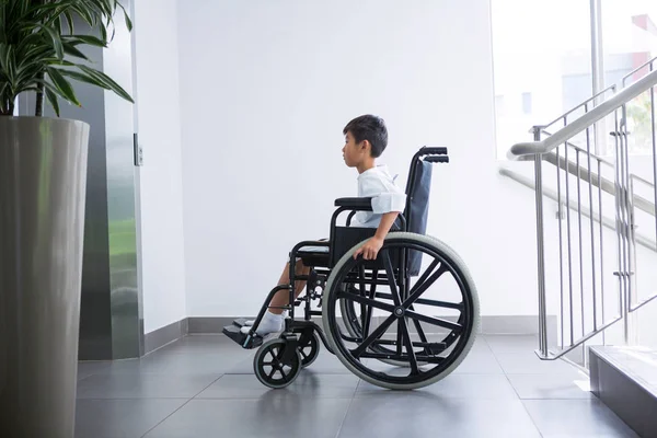 Patient handicapé en fauteuil roulant — Photo