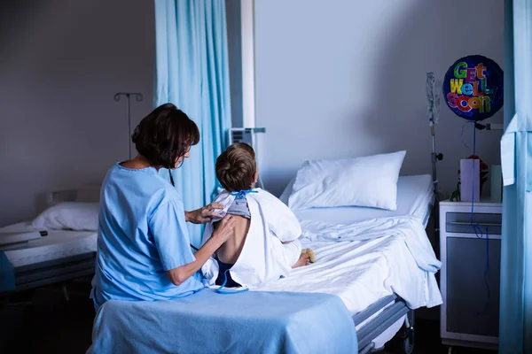 Médico examinando paciente com estetoscópio — Fotografia de Stock