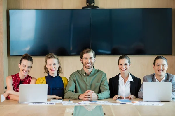 Lachende business team zitten in vergaderruimte — Stockfoto