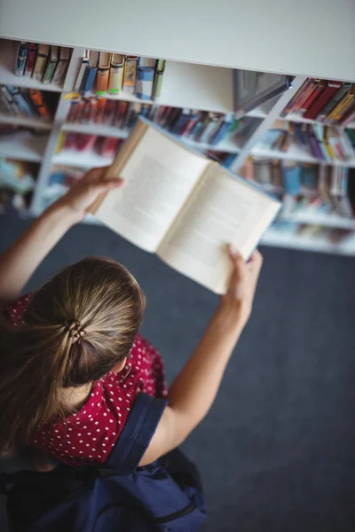 Atento estudante ler livro na biblioteca — Fotografia de Stock
