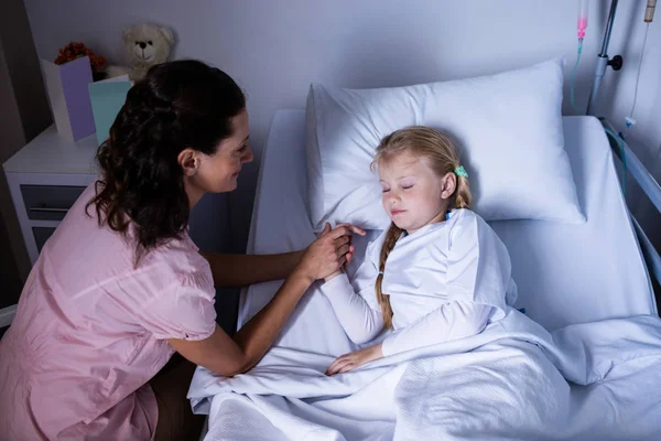 Ärztin tröstet Patientin bei Besuch — Stockfoto