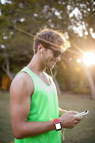 Uomo che ascolta musica sul cellulare — Foto Stock