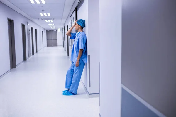 Triste cirujano apoyado en la pared en el pasillo — Foto de Stock