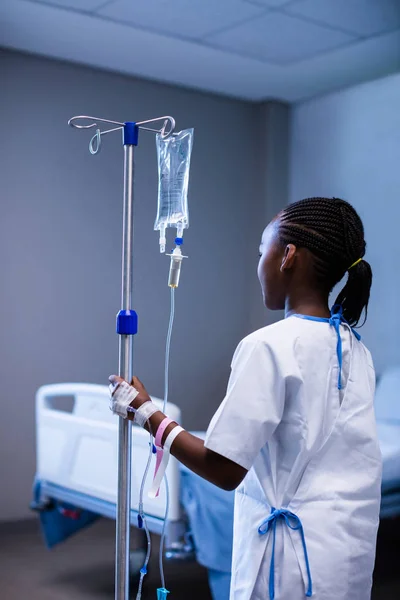 Patient holding IV stand — Stock Photo, Image