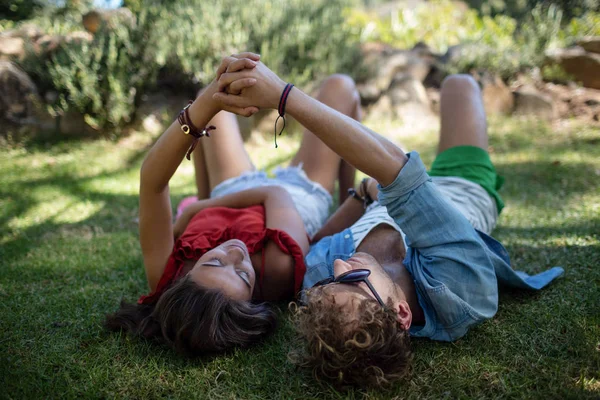 Пара тримає руки в парку — стокове фото