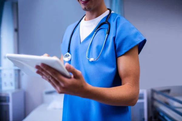 Médecin utilisant une tablette numérique en salle à l'hôpital — Photo