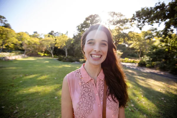 Mulher sorrindo no parque — Fotografia de Stock