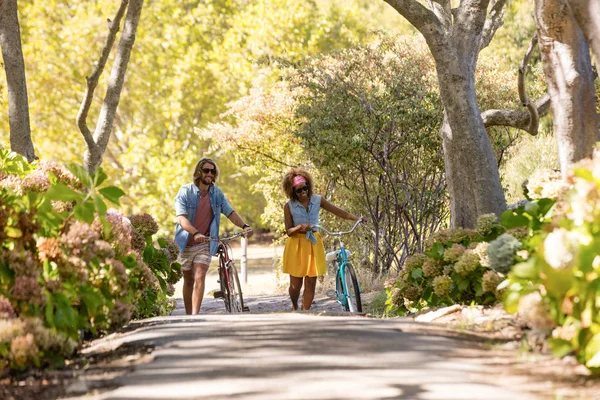 Paar wandelen met fiets — Stockfoto