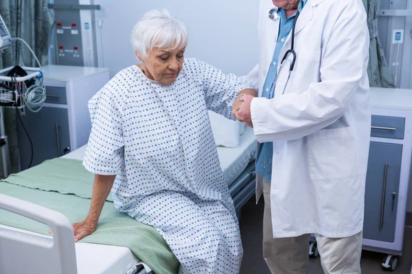 Médico asistiendo a paciente mayor en el hospital — Foto de Stock