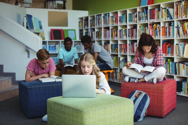 Uważny studentów studiujących w bibliotece — Zdjęcie stockowe