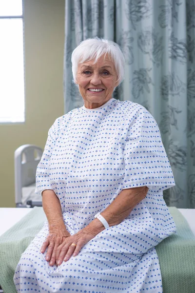 Senior patiënt zittend op bed in het ziekenhuis — Stockfoto