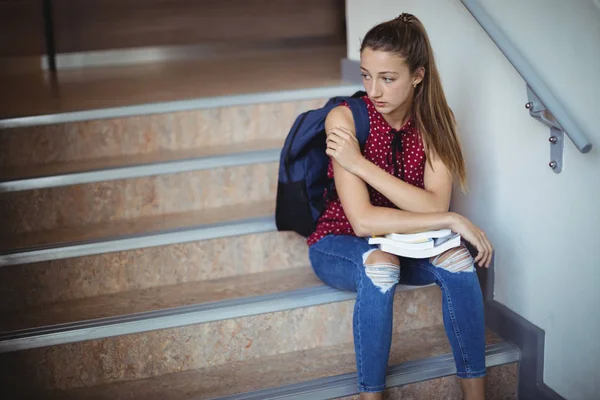 Estudante triste sentado sozinho na escadaria — Fotografia de Stock