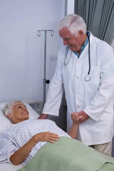 Dokter troostende senior patiënt in ward — Stockfoto