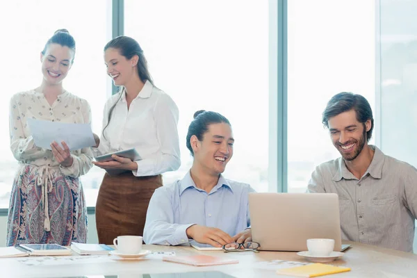 Executivos de negócios discutindo uns com os outros — Fotografia de Stock