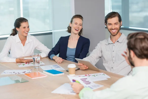 Zakenmensen met elkaar bespreken — Stockfoto