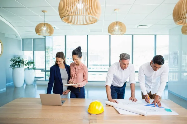 Arquitectos trabajando en oficina — Foto de Stock