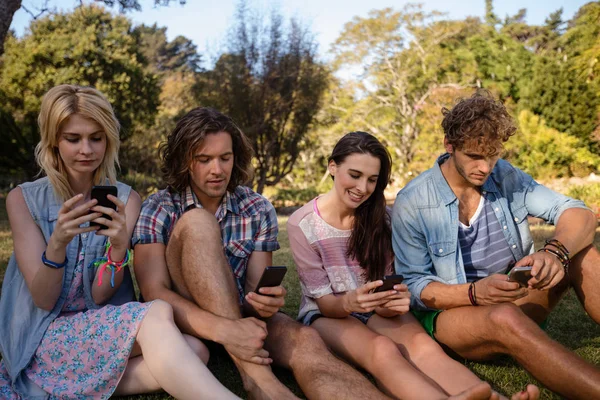 Vrienden van het tekstoverseinen op mobiele telefoon — Stockfoto