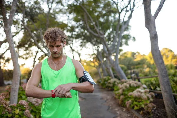 Jogger écouter de la musique au téléphone — Photo