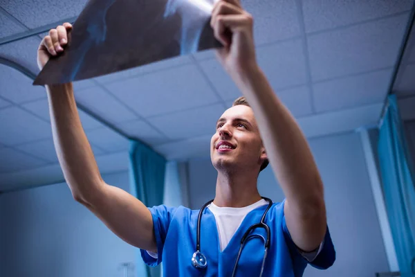 Médico masculino examinando informe de rayos X — Foto de Stock