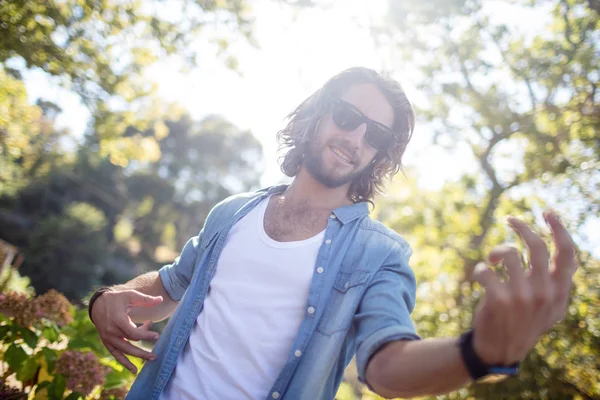 Man lucht gitaarspelen in park — Stockfoto