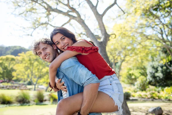 Man ger en piggyback rida till kvinna — Stockfoto