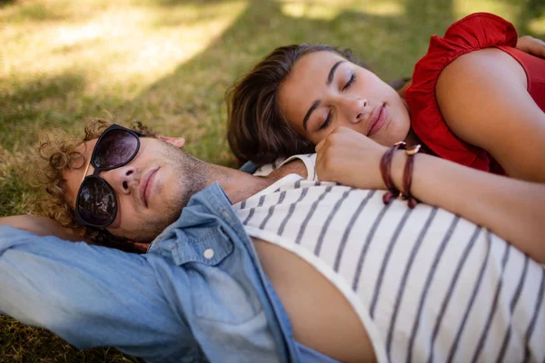 Couple embrassant dans le parc — Photo