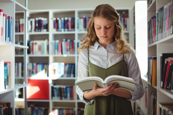 Trauriger Schüler sitzt allein auf Treppe — Stockfoto