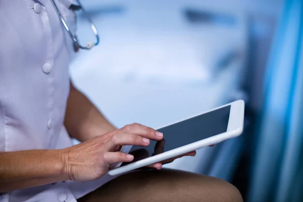 Médecin féminin utilisant une tablette numérique — Photo