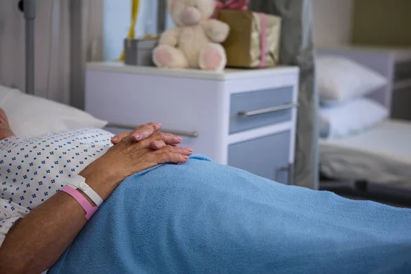 Paciente mayor acostado en la cama — Foto de Stock