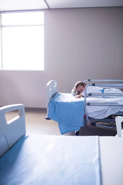 Paciente em repouso na enfermaria — Fotografia de Stock
